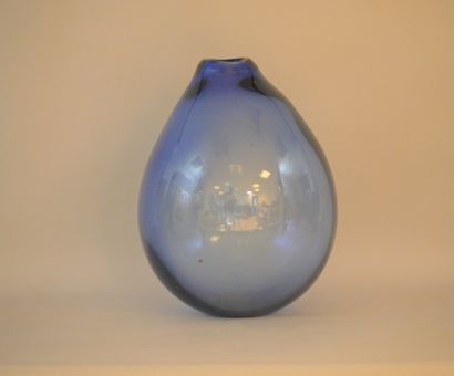null Per Lütken pour HOLMEGAARD. Grand vase en verre soufflé bleu. Vers 1970. Dim...