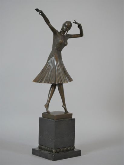null Demetre CHIPARUS (1886 – 1947)

Danseuse russe

Bronze à patine médaille reposant...