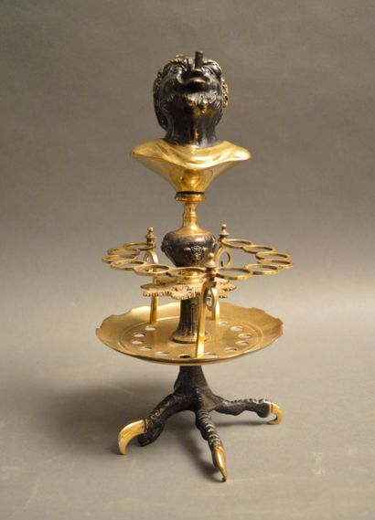 null Pyrogène-porte-cigares de table en bronze patiné représentant une tête de nubien...