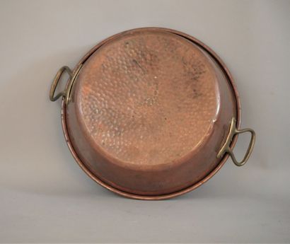 null Copper basin with hammered bottom and brass handles. Diameter : 37,5cm