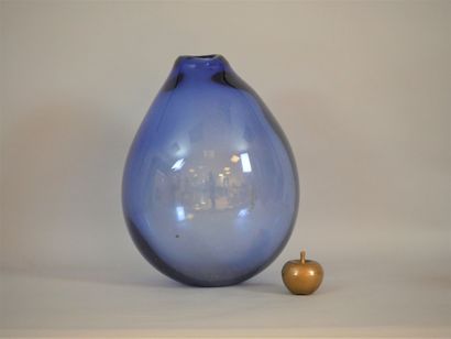 null Per Lütken pour HOLMEGAARD. Grand vase en verre soufflé bleu. Vers 1970. Dim...