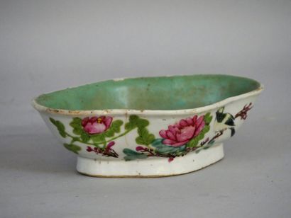 null A small polychrome earthenware bowl decorated with peonies and birds. China...