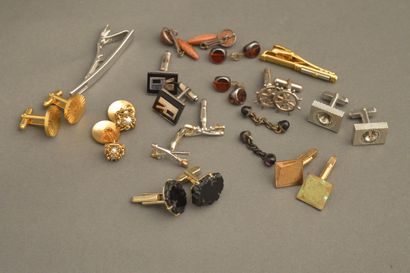null Lot of eleven pairs of fancy cufflinks 1900-1980. Two tie clips are attached

(Dunhill...