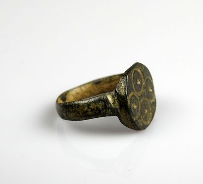 null Ring with a decoration of four ocelli

Bronze.

Roman period