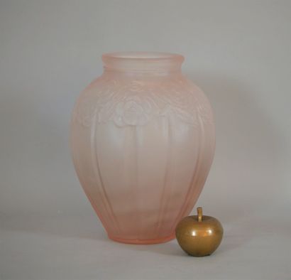 null Grand vase boule en verre rose moulé et pressé à décor de guirlandes de fleurs....