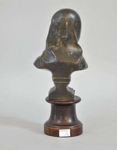 null Bust in regula with brown patina and gilded top representing a medieval woman...