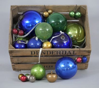null Lots d'une trentaine de boules de Noël anciennes en verre églomisé argent, rouge,...