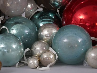 null Lots d'une trentaine boules de Noël anciennes en verre églomisé argent, bleu...