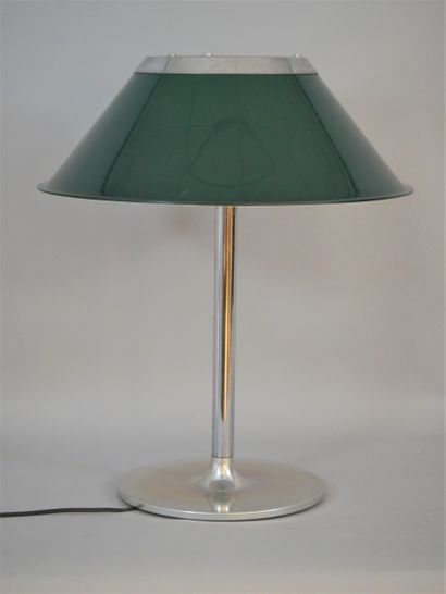 null 
KOSTA LAMPAN, Bordslampan model. Desk lamp in chromed metal, green bakelite...