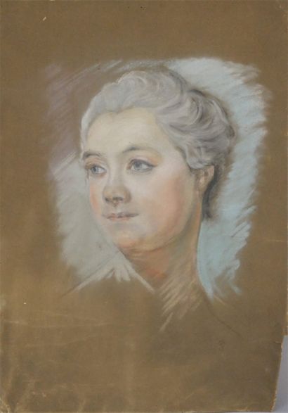 null Ecole Moderne.Portrait de femme, pastel signé d'un monogramme non identifié...