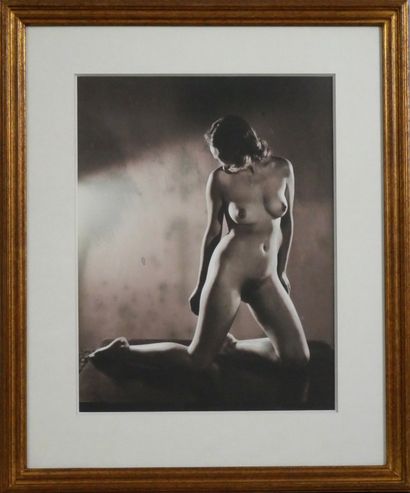 null Two framed pieces of female nudes forming pendants. 42 x 33 cm