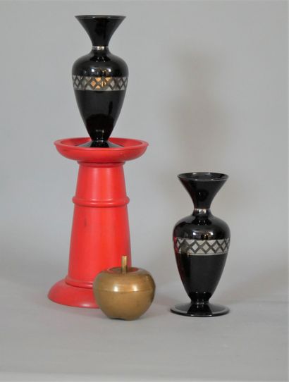 null Pair of black glass vases, baluster feet and geometric frieze decoration. Height:...