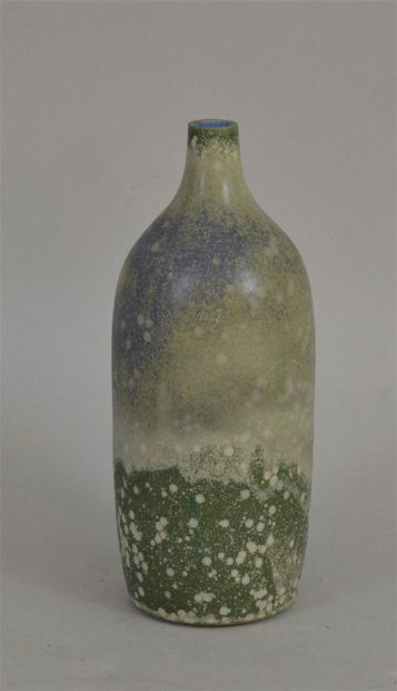 null Vase bouteille à col rétréci en grès polychrome 

Travail français du Xxe siècle

Porte...