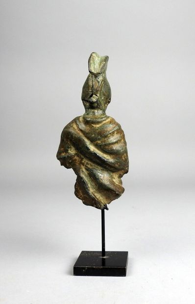 null Very large statuette representing a soldier wearing a helmet with crest, hand...