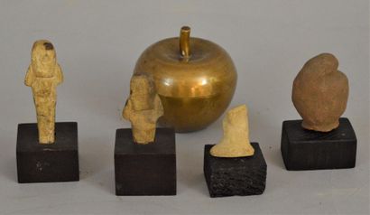 null Lot de quatre petites sculptures modernes dont un Chaouabti (H :10 cm) ;

la...