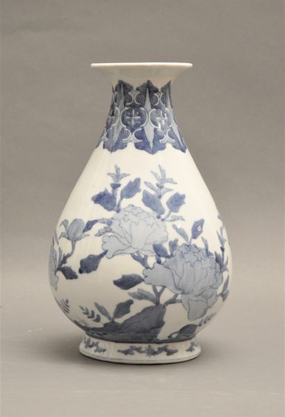 null Vase en porcelaine blanc-bleu à décor de fleurs de pivoine et faisans. Travail...