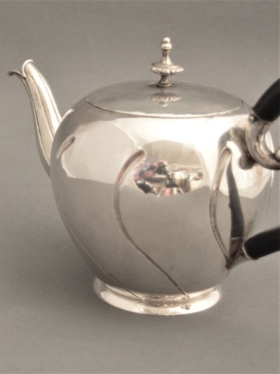null Silver teapot 833 °/°° with ribbed body. Ebony handle (glued back). Netherlands,...