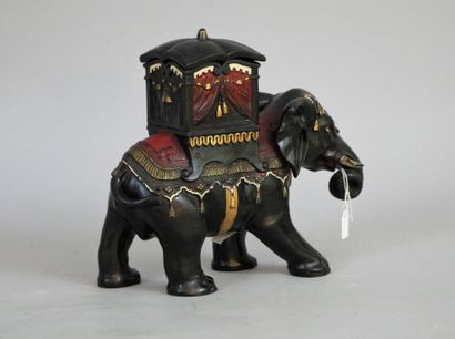 null Pot à tabac en terre cuite noir à peinture polychrome représentant un éléphant...