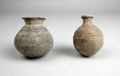 null Set of two vases

Grey terracotta 6 and 6.5 cm small missing lip and restoration...
