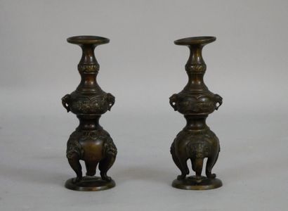null 
Paire de porte-batons d'encens en bronze patine brune. Chine début XXème siècle....
