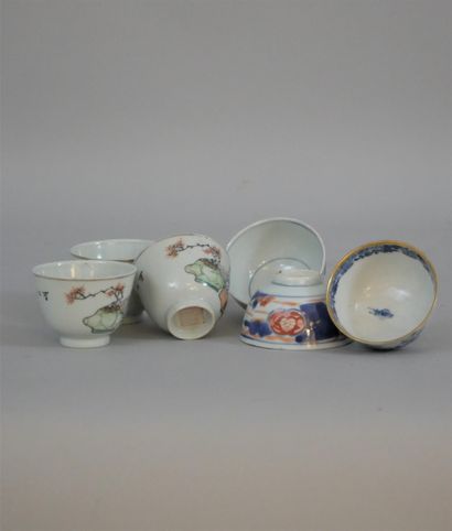 null Lot de porcelaines composé de trois petits bols en porcelaine polychrome à décor...