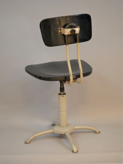 null Architect's desk chair in steel, wooden seat. Circa 1950-60. Has the Sedus label...
