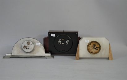 null Lot including three desk clocks.

French work of the 20th century

Height :...