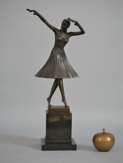null Demetre CHIPARUS (1886 – 1947)

Danseuse russe

Bronze à patine médaille reposant...