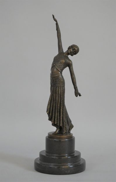 null Demetre CHIPARUS (1886 - 1947)

Female figure 

Bronze with a medallic patina...