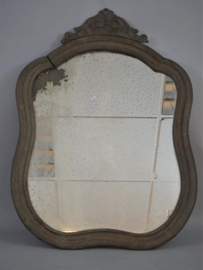null Natural wood mirror with carved pediment. 80 x 57 cm. (accidents)
