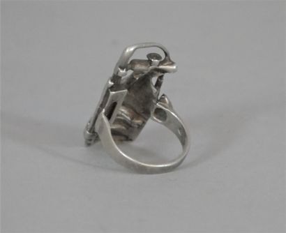null Silver ring with face design, signed on the back