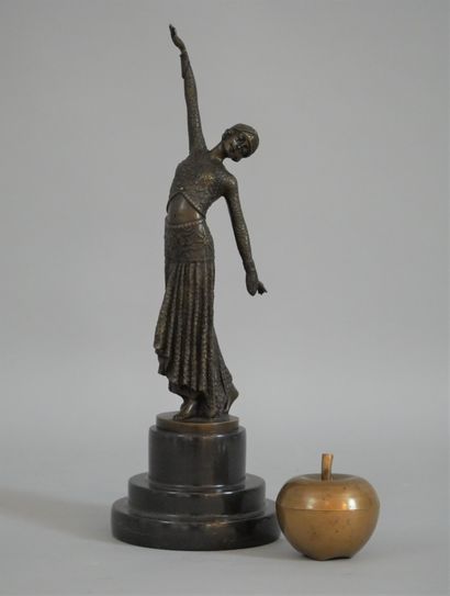 null Demetre CHIPARUS (1886 - 1947)

Female figure 

Bronze with a medallic patina...