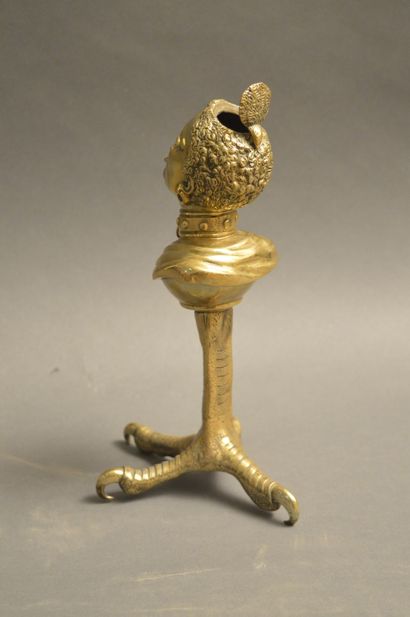null Bronze table cigar holder representing a slave's head on a claw-shaped base.

clawed...