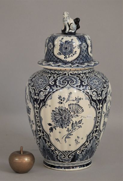 null DELFT. Covered vase in white-blue earthenware with decoration in the taste of...