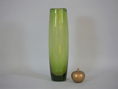 null HOLMEGAARD. Grand vase rouleau en verre soufflé vert, signé et numéroté 18123....
