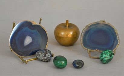 null LOT including two slices of blue shaded agate, two malachite eggs and two hearts...