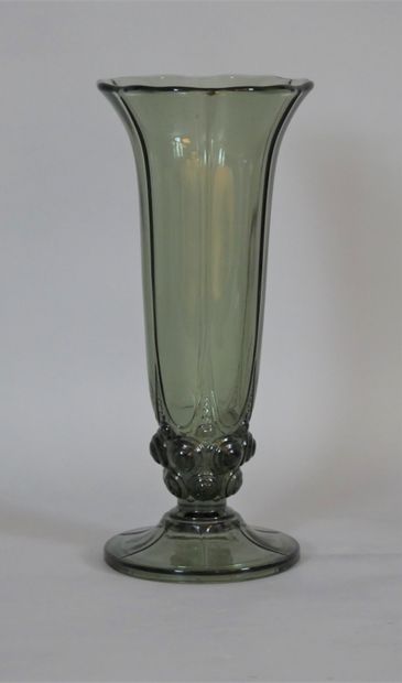 null VAL SAINT LAMBERT. Large green glass vase, Art Deco decoration, signed on the...