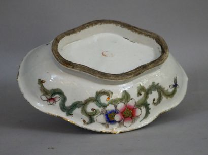 null A polychrome earthenware bowl with gold highlights and flowers. China, late...