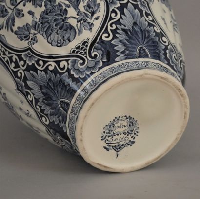 null DELFT. Covered vase in white-blue earthenware with decoration in the taste of...