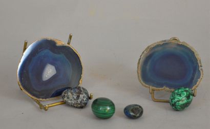 null LOT including two slices of blue shaded agate, two malachite eggs and two hearts...
