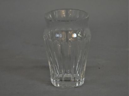 null BACCARAT. Small vase signed on the back. (chip). Height : 10,5 cm.