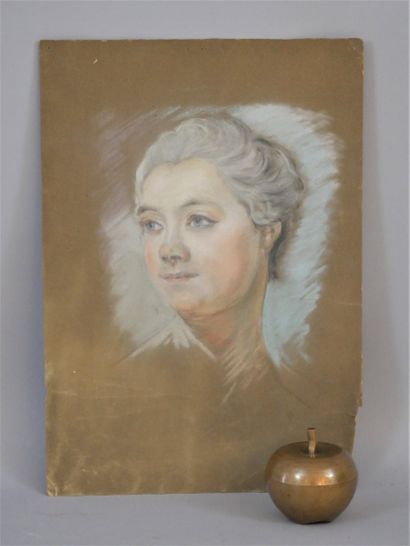 null Ecole Moderne.Portrait de femme, pastel signé d'un monogramme non identifié...
