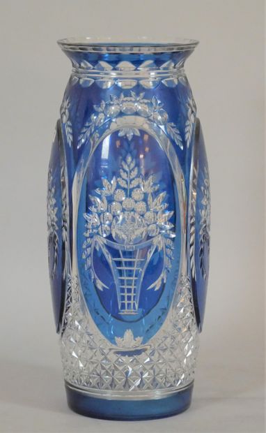 null Grand vase en cristal bleu taillé à décor de paniers fleuris dans des réserves....