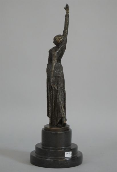 null Demetre CHIPARUS (1886 – 1947)

Figure féminine 

Bronze à patine médaille reposant...