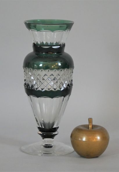 null VAL SAINT LAMBERT. Vase en cristal taillé vert et blanc à motifs pointe de diamants,...
