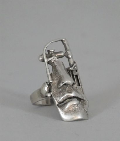 null Silver ring with face design, signed on the back