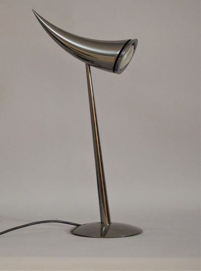 null 
Philippe Starck, modèle Ara pour Flos. Lampe de table en acier chromé. Haut...