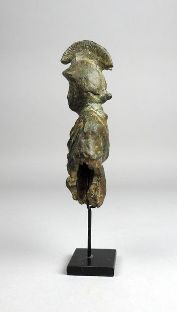 null Very large statuette representing a soldier wearing a helmet with crest, hand...