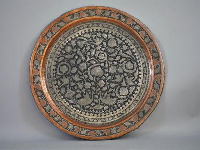 null Plateau iranien à décor feuillagé. Diam. 56 cm