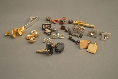 null Lot of eleven pairs of fancy cufflinks 1900-1980. Two tie clips are attached

(Dunhill...